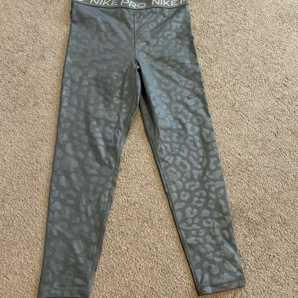 Nike pro women’s grey leopard leggings